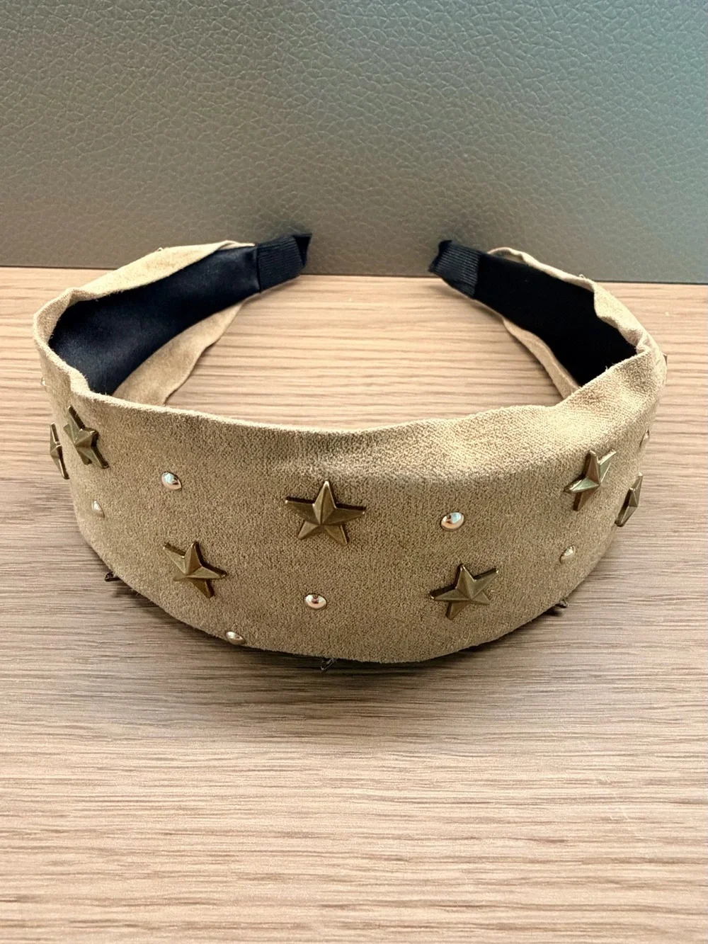 Star-Shaped Rivet Wide-Edge Headband